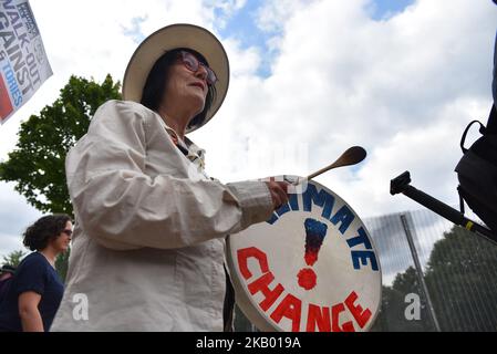 Vor dem Sicherheitszaun um das Winfield House, die Londoner Residenz des US-Botschafters Woody Johnson, versammeln sich Menschen, um gegen die Ankunft von Präsident Donald Trump und First Lady Melania Trump am 12. Juli 2018 in London zu protestieren. Die Präsidentin der Vereinigten Staaten und First Lady, Melania Trump, wird in Großbritannien wegen des ersten offiziellen Besuchs der Air Force One auflegen. Während sie hier sind, werden sie im Blenheim Palace zu Abend essen, Premierminister Theresa May im Chequers besuchen und Tee mit der Queen im Windsor Castle trinken. (Foto von Alberto Pezzali/NurPhoto) Stockfoto