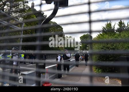 Blick auf den Sicherheitszaun um das Winfield House, die Londoner Residenz des US-Botschafters Woody Johnson, vor der Ankunft von Präsident Donald Trump und First Lady Melania Trump in London am 12. Juli 2018. Die Präsidentin der Vereinigten Staaten und First Lady, Melania Trump, wird in Großbritannien wegen des ersten offiziellen Besuchs der Air Force One auflegen. Während sie hier sind, werden sie im Blenheim Palace zu Abend essen, Premierminister Theresa May im Chequers besuchen und Tee mit der Queen im Windsor Castle trinken. (Foto von Alberto Pezzali/NurPhoto) Stockfoto