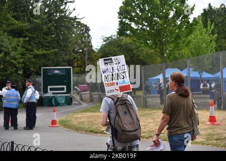 Vor dem Sicherheitszaun um das Winfield House, die Londoner Residenz des US-Botschafters Woody Johnson, versammeln sich Menschen, um gegen die Ankunft von Präsident Donald Trump und First Lady Melania Trump am 12. Juli 2018 in London zu protestieren. Die Präsidentin der Vereinigten Staaten und First Lady, Melania Trump, wird in Großbritannien wegen des ersten offiziellen Besuchs der Air Force One auflegen. Während sie hier sind, werden sie im Blenheim Palace zu Abend essen, Premierminister Theresa May im Chequers besuchen und Tee mit der Queen im Windsor Castle trinken. (Foto von Alberto Pezzali/NurPhoto) Stockfoto