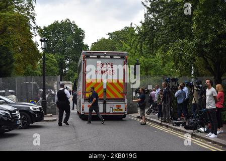 Vor dem Sicherheitszaun um das Winfield House, die Londoner Residenz des US-Botschafters Woody Johnson, versammeln sich Menschen, um gegen die Ankunft von Präsident Donald Trump und First Lady Melania Trump am 12. Juli 2018 in London zu protestieren. Die Präsidentin der Vereinigten Staaten und First Lady, Melania Trump, wird in Großbritannien wegen des ersten offiziellen Besuchs der Air Force One auflegen. Während sie hier sind, werden sie im Blenheim Palace zu Abend essen, Premierminister Theresa May im Chequers besuchen und Tee mit der Queen im Windsor Castle trinken. (Foto von Alberto Pezzali/NurPhoto) Stockfoto