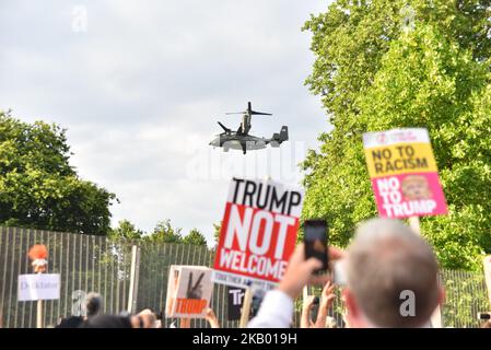 Die Menschen versammeln sich, als die Marine One das Winfield House, die Londoner Residenz des US-Botschafters Woody Johnson, vor der Ankunft von Präsident Donald Trump und First Lady Melania Trump in London am 12. Juli 2018 verlässt. Die Präsidentin der Vereinigten Staaten und First Lady, Melania Trump, wird in Großbritannien wegen des ersten offiziellen Besuchs der Air Force One auflegen. Während sie hier sind, werden sie im Blenheim Palace zu Abend essen, Premierminister Theresa May im Chequers besuchen und Tee mit der Queen im Windsor Castle trinken. (Foto von Alberto Pezzali/NurPhoto) Stockfoto