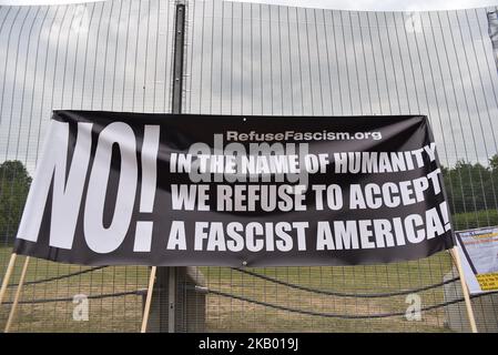 Vor dem Sicherheitszaun um das Winfield House, die Londoner Residenz des US-Botschafters Woody Johnson, versammeln sich Menschen, um gegen die Ankunft von Präsident Donald Trump und First Lady Melania Trump am 12. Juli 2018 in London zu protestieren. Die Präsidentin der Vereinigten Staaten und First Lady, Melania Trump, wird in Großbritannien wegen des ersten offiziellen Besuchs der Air Force One auflegen. Während sie hier sind, werden sie im Blenheim Palace zu Abend essen, Premierminister Theresa May im Chequers besuchen und Tee mit der Queen im Windsor Castle trinken. (Foto von Alberto Pezzali/NurPhoto) Stockfoto