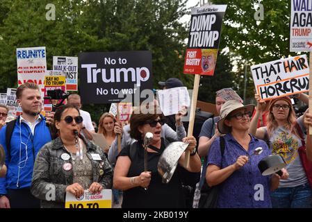 Vor dem Sicherheitszaun um das Winfield House, die Londoner Residenz des US-Botschafters Woody Johnson, versammeln sich Menschen, um gegen die Ankunft von Präsident Donald Trump und First Lady Melania Trump am 12. Juli 2018 in London zu protestieren. Die Präsidentin der Vereinigten Staaten und First Lady, Melania Trump, wird in Großbritannien wegen des ersten offiziellen Besuchs der Air Force One auflegen. Während sie hier sind, werden sie im Blenheim Palace zu Abend essen, Premierminister Theresa May im Chequers besuchen und Tee mit der Queen im Windsor Castle trinken. (Foto von Alberto Pezzali/NurPhoto) Stockfoto