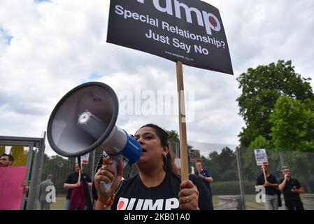 Vor dem Sicherheitszaun um das Winfield House, die Londoner Residenz des US-Botschafters Woody Johnson, versammeln sich Menschen, um gegen die Ankunft von Präsident Donald Trump und First Lady Melania Trump am 12. Juli 2018 in London zu protestieren. Die Präsidentin der Vereinigten Staaten und First Lady, Melania Trump, wird in Großbritannien wegen des ersten offiziellen Besuchs der Air Force One auflegen. Während sie hier sind, werden sie im Blenheim Palace zu Abend essen, Premierminister Theresa May im Chequers besuchen und Tee mit der Queen im Windsor Castle trinken. (Foto von Alberto Pezzali/NurPhoto) Stockfoto