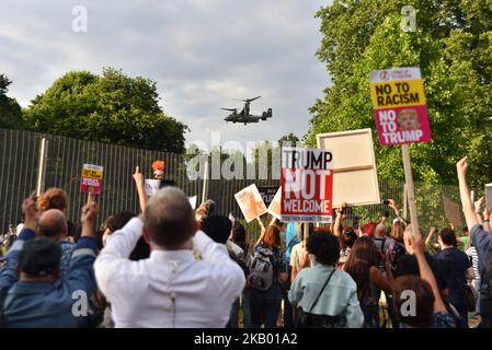 Die Menschen versammeln sich, als die Marine One das Winfield House, die Londoner Residenz des US-Botschafters Woody Johnson, vor der Ankunft von Präsident Donald Trump und First Lady Melania Trump in London am 12. Juli 2018 verlässt. Die Präsidentin der Vereinigten Staaten und First Lady, Melania Trump, wird in Großbritannien wegen des ersten offiziellen Besuchs der Air Force One auflegen. Während sie hier sind, werden sie im Blenheim Palace zu Abend essen, Premierminister Theresa May im Chequers besuchen und Tee mit der Queen im Windsor Castle trinken. (Foto von Alberto Pezzali/NurPhoto) Stockfoto