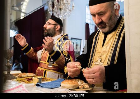 Der Pfarrer der Gemeinde 'Mariam al-Adra' Abuna Saliba in seiner Kirche in Qamischli in Syrien (Foto: Sebastian Backhaus/NurPhoto) Stockfoto