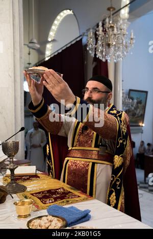 Der Pfarrer der Gemeinde 'Mariam al-Adra' Abuna Saliba in seiner Kirche in Qamischli in Syrien (Foto: Sebastian Backhaus/NurPhoto) Stockfoto