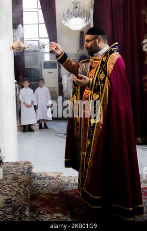 Der Pfarrer der Gemeinde 'Mariam al-Adra' Abuna Saliba in seiner Kirche in Qamischli in Syrien (Foto: Sebastian Backhaus/NurPhoto) Stockfoto