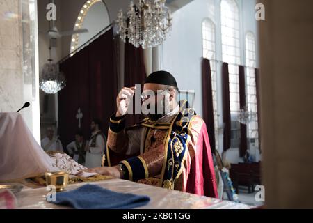 Der Pfarrer der Gemeinde 'Mariam al-Adra' Abuna Saliba in seiner Kirche in Qamischli in Syrien (Foto: Sebastian Backhaus/NurPhoto) Stockfoto