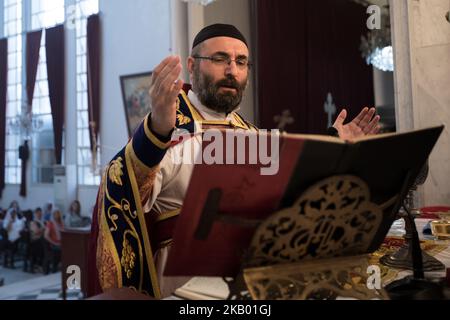 Der Pfarrer der Gemeinde 'Mariam al-Adra' Abuna Saliba in seiner Kirche in Qamischli in Syrien (Foto: Sebastian Backhaus/NurPhoto) Stockfoto