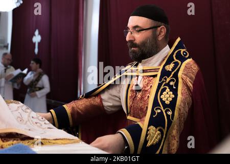 Der Pfarrer der Gemeinde 'Mariam al-Adra' Abuna Saliba in seiner Kirche in Qamischli in Syrien (Foto: Sebastian Backhaus/NurPhoto) Stockfoto