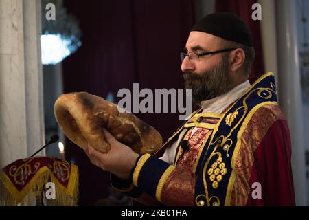 Der Pfarrer der Gemeinde 'Mariam al-Adra' Abuna Saliba in seiner Kirche in Qamischli in Syrien (Foto: Sebastian Backhaus/NurPhoto) Stockfoto