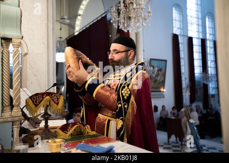 Der Pfarrer der Gemeinde 'Mariam al-Adra' Abuna Saliba in seiner Kirche in Qamischli in Syrien (Foto: Sebastian Backhaus/NurPhoto) Stockfoto