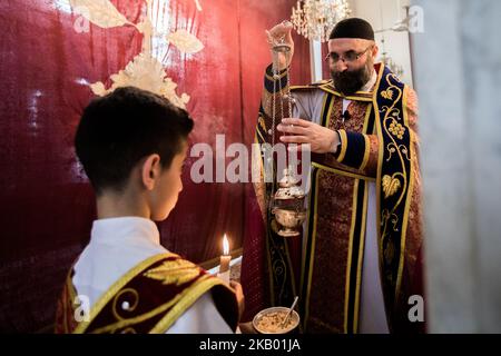 Der Pfarrer der Gemeinde 'Mariam al-Adra' Abuna Saliba in seiner Kirche in Qamischli in Syrien (Foto: Sebastian Backhaus/NurPhoto) Stockfoto