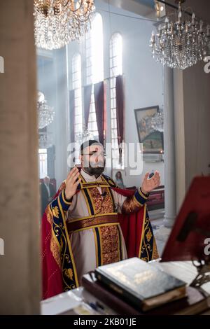 Der Pfarrer der Gemeinde 'Mariam al-Adra' Abuna Saliba in seiner Kirche in Qamischli in Syrien (Foto: Sebastian Backhaus/NurPhoto) Stockfoto