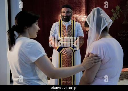 Der Pfarrer der Gemeinde 'Mariam al-Adra' Abuna Saliba in seiner Kirche in Qamischli in Syrien (Foto: Sebastian Backhaus/NurPhoto) Stockfoto