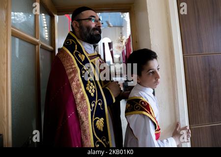 Der Pfarrer der Gemeinde 'Mariam al-Adra' Abuna Saliba in seiner Kirche in Qamischli in Syrien (Foto: Sebastian Backhaus/NurPhoto) Stockfoto