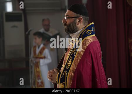 Der Pfarrer der Gemeinde 'Mariam al-Adra' Abuna Saliba in seiner Kirche in Qamischli in Syrien (Foto: Sebastian Backhaus/NurPhoto) Stockfoto