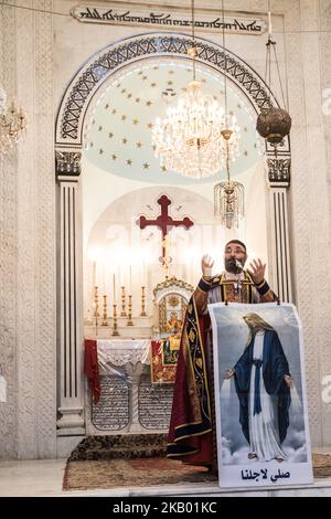 Der Pfarrer der Gemeinde 'Mariam al-Adra' Abuna Saliba in seiner Kirche in Qamischli in Syrien (Foto: Sebastian Backhaus/NurPhoto) Stockfoto