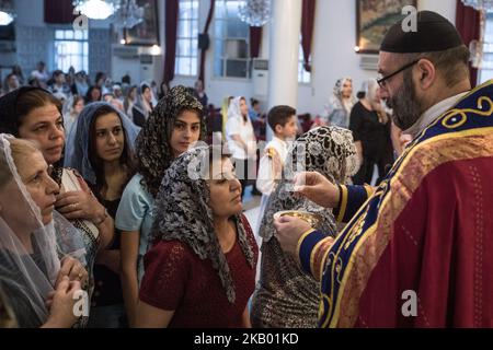 Der Pfarrer der Gemeinde 'Mariam al-Adra' Abuna Saliba in seiner Kirche in Qamischli in Syrien (Foto: Sebastian Backhaus/NurPhoto) Stockfoto