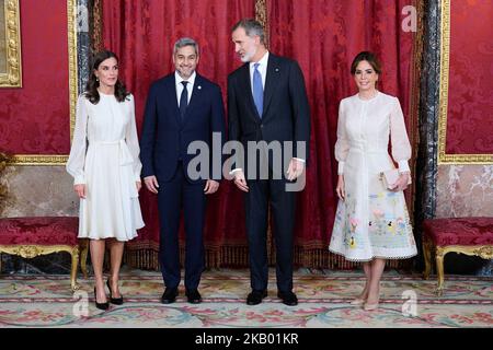 Madrid, Spanien. 03.. November 2022. König Filiane VI. Von Spanien (2R) und Königin Letizia von Spanien (L) veranstalten ein offizielles Mittagessen für den Präsidenten von Paraguay Mario Abdo Benitez (2L) und seine Frau Silvana Lopez Moreira (R) im Königlichen Palast in Madrid. Kredit: SOPA Images Limited/Alamy Live Nachrichten Stockfoto