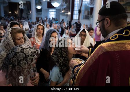 Der Pfarrer der Gemeinde 'Mariam al-Adra' Abuna Saliba in seiner Kirche in Qamischli in Syrien (Foto: Sebastian Backhaus/NurPhoto) Stockfoto