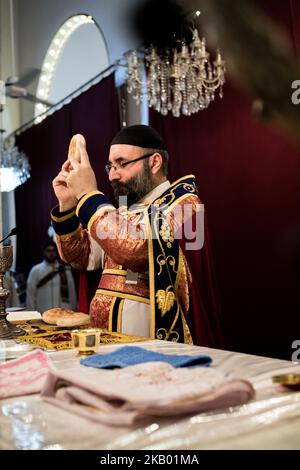Der Pfarrer der Gemeinde 'Mariam al-Adra' Abuna Saliba in seiner Kirche in Qamischli in Syrien (Foto: Sebastian Backhaus/NurPhoto) Stockfoto