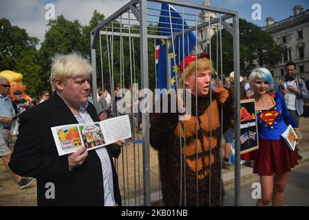 Ein Protest findet gegen den US-Präsidenten Donald Trumpâ €™s Besuch in Großbritannien, darunter ein riesiges aufblasbares â €˜Baby Trumpâ €™, London am 13. Juli 2018. Die Präsidentin der Vereinigten Staaten und First Lady, Melania Trump, wird im Blenheim Palace zu Abend essen, Premierministerin Theresa May in Chequers besuchen und im Schloss Windsor einen Tee mit der Königin trinken. (Foto von Alberto Pezzali/NurPhoto) Stockfoto