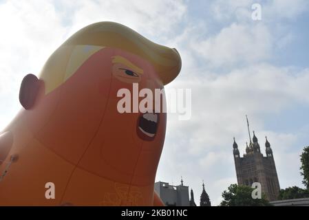 Ein Protest findet gegen den US-Präsidenten Donald Trumpâ €™s Besuch in Großbritannien, darunter ein riesiges aufblasbares â €˜Baby Trumpâ €™, London am 13. Juli 2018. Die Präsidentin der Vereinigten Staaten und First Lady, Melania Trump, wird im Blenheim Palace zu Abend essen, Premierministerin Theresa May in Chequers besuchen und im Schloss Windsor einen Tee mit der Königin trinken. (Foto von Alberto Pezzali/NurPhoto) Stockfoto