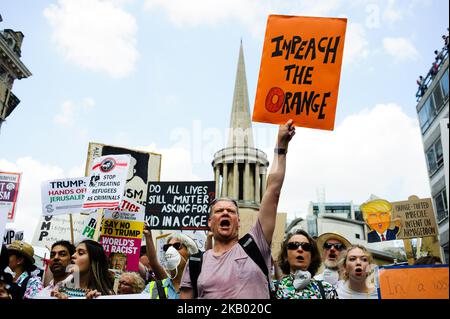 Demonstranten, die sich gegen den Besuch von US-Präsident Donald Trump in Großbritannien am 13. Juli 2018 in London, England, wehren. Präsident Trump kam gestern bei seinem ersten Besuch in Großbritannien seit seinem Amtsantritt auf britischem Boden an. Im ganzen Land sind Proteste geplant – heute insbesondere in London, obwohl Trump den Tag außerhalb der Stadt verbringt. (Foto von David Cliff/NurPhoto) Stockfoto