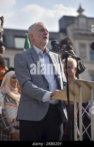 Der Vorsitzende der Labour Party, Jeremy Corbyn, hält eine Rede während einer Kundgebung gegen den Besuch des US-Präsidenten Donald Trumps in Großbritannien, einschließlich eines riesigen aufblasbaren Baby Trump, London am 13. Juli 2018. Die Präsidentin der Vereinigten Staaten und First Lady, Melania Trump, besuchte Premierministerin Theresa May in Chequers und tranken Tee mit der Königin im Schloss Windsor. (Foto von Alberto Pezzali/NurPhoto) Stockfoto