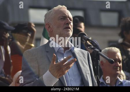 Der Vorsitzende der Labour Party, Jeremy Corbyn, hält eine Rede während einer Kundgebung gegen den Besuch des US-Präsidenten Donald Trumps in Großbritannien, einschließlich eines riesigen aufblasbaren Baby Trump, London am 13. Juli 2018. Die Präsidentin der Vereinigten Staaten und First Lady, Melania Trump, besuchte Premierministerin Theresa May in Chequers und tranken Tee mit der Königin im Schloss Windsor. (Foto von Alberto Pezzali/NurPhoto) Stockfoto
