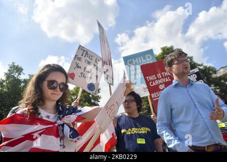 Pro-Trump-Demonstranten versammeln sich am Parliament Square, während im Zentrum von London ein Protest gegen den Besuch des US-Präsidenten Donald Trumps in Großbritannien stattfindet, einschließlich eines riesigen aufblasbaren Baby Trump, London am 13. Juli 2018. Die Präsidentin der Vereinigten Staaten und First Lady, Melania Trump, besuchte Premierministerin Theresa May in Chequers und tranken Tee mit der Königin im Schloss Windsor. (Foto von Alberto Pezzali/NurPhoto) Stockfoto