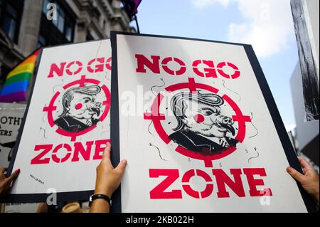 Demonstranten, die sich gegen den Besuch von US-Präsident Donald Trump in Großbritannien am 13. Juli 2018 in London, England, wehren. Präsident Trump kam gestern bei seinem ersten Besuch in Großbritannien seit seinem Amtsantritt auf britischem Boden an. Im ganzen Land sind Proteste geplant – heute insbesondere in London, obwohl Trump den Tag außerhalb der Stadt verbringt. (Foto von David Cliff/NurPhoto) Stockfoto