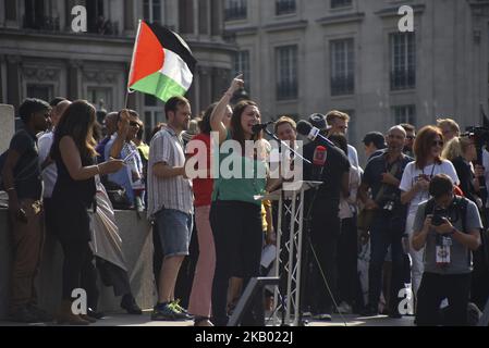 Demonstranten versammeln sich am Trafalgar Square, während sie an einer Kundgebung gegen den Besuch des US-Präsidenten Donald Trumps in Großbritannien teilnehmen, darunter ein riesiges aufblasbares Baby Trump, London am 13. Juli 2018. Die Präsidentin der Vereinigten Staaten und First Lady, Melania Trump, besuchte Premierministerin Theresa May in Chequers und tranken Tee mit der Königin im Schloss Windsor. (Foto von Alberto Pezzali/NurPhoto) Stockfoto