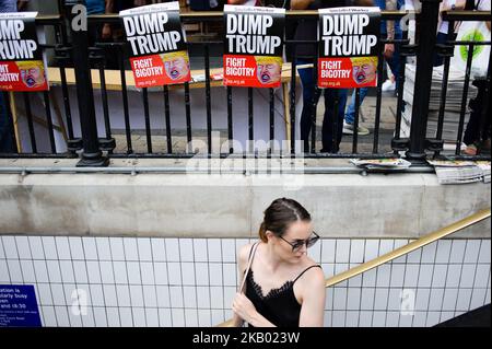 Anti-Trump-Plakate stehen an Geländern am U-Bahnhof Oxford Circus befestigt, während Demonstranten gegen den Besuch des britischen US-Präsidenten Donald Trump am 13. Juli 2018 in London, England, protestieren. Präsident Trump kam gestern bei seinem ersten Besuch in Großbritannien seit seinem Amtsantritt auf britischem Boden an. Im ganzen Land sind Proteste geplant – heute insbesondere in London, obwohl Trump den Tag außerhalb der Stadt verbringt. (Foto von David Cliff/NurPhoto) Stockfoto