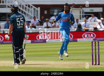 Hardik Pandya aus Indien feiert den Fang von Ben Stokes aus England durch die indische MS Dhoni während des 2. Royal London One Day International Series-Spiels zwischen England und Indien am Lords Cricket Ground in London, England, am 14. Juli 2018. (Foto von Action Foto Sport/NurPhoto) Stockfoto