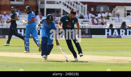 L-R Shikhar Dhawan aus Indien und Englands Mark Wood beim 2. Royal London One Day International Series Match zwischen England und Indien am Lords Cricket Ground in London, England, am 14. Juli 2018. (Foto von Action Foto Sport/NurPhoto) Stockfoto