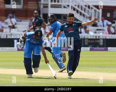 L-R Shikhar Dhawan aus Indien und Englands Mark Wood beim 2. Royal London One Day International Series Match zwischen England und Indien am Lords Cricket Ground in London, England, am 14. Juli 2018. (Foto von Action Foto Sport/NurPhoto) Stockfoto