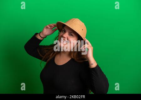 Tourist Young Woman trägt Safari-Hut, grüner Hintergrund ist leicht zu jeder Farbe ändern Stockfoto