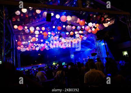 Juli 15., Nijmegen. Die Vierdaagsefeesten ist die größte frei zugängliche Veranstaltung in den Niederlanden und die viertgrößte Veranstaltung in Europa. Die Vierdaagsefeesten finden zeitgleich mit den International Four Days Marches, dem größten mehrtägigen Wanderevent der Welt, statt. Jedes Jahr präsentiert diese Veranstaltung ein Programm, das Menschen zu mehr als 1,5 Millionen Besuchen in der Innenstadt von Nijmegen, der ältesten Stadt der Niederlande, anzieht. (Foto von Romy Arroyo Fernandez/NurPhoto) Stockfoto