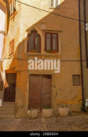 Ein gotisches venezianisches Gebäude aus dem 15.. Jahrhundert im historischen mittelalterlichen Zentrum von Piran an der Küste Sloweniens Stockfoto