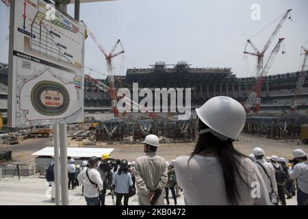 Eine allgemeine Ansicht während der Tokio 2020 Olympischen neuen Nationalstadion Bau Medientour am 18. Juli 2018 in Tokio, Japan. Die aktuelle Temperatur im Stadion beträgt 38,1 Grad celsius. Die Olympischen Spiele und Paralympics 2020 in Tokio werden die ersten Olympischen Spiele in Japan seit 56 Jahren seit 1964 sein. Die Eröffnungs- und Abschlusszeremonie wird in diesem Stadion stattfinden. (Foto von Alessandro Di Ciommo/NurPhoto) Stockfoto