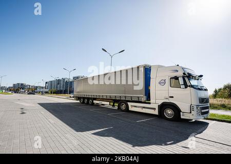 Lviv, Ukraine - 09. Oktober 2022: LKW Volvo FH 500. Stockfoto