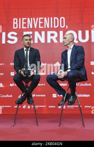 Luis Enrique Martinez (L) spricht neben Luis Manuel Rubiales, Präsident des spanischen Königlichen Fußballverbands (RFEF), während der Präsentation von Luis Enrique Martinez als neuer Manager der spanischen Nationalmannschaft am 19. Juli 2018 in Las Rozas, Madrid, Spanien. (Foto von Oscar Gonzalez/NurPhoto) Stockfoto