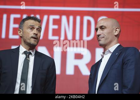 Luis Enrique Martinez (L) spricht neben Luis Manuel Rubiales, Präsident des spanischen Königlichen Fußballverbands (RFEF), während der Präsentation von Luis Enrique Martinez als neuer Manager der spanischen Nationalmannschaft am 19. Juli 2018 in Las Rozas, Madrid, Spanien. (Foto von Oscar Gonzalez/NurPhoto) Stockfoto