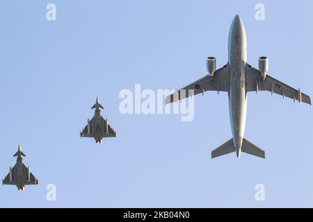 2 Taifune der spanischen Luftwaffe und ein Tanker der kanadischen Luftwaffe, der während der SIRIO 22-Übung von einer Mission zurückkehrt. Stockfoto