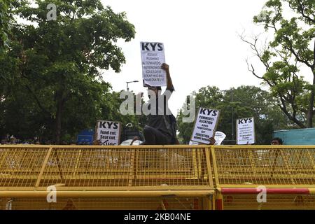 Studenten protestieren am 18. Juli 2018 vor Shastri Bhawan, Neu-Delhi, Indien, gegen die Kommerzialisierung und Privatisierung von Bildung in Indien. (Foto von Indraneel Chowdhury/NurPhoto) Stockfoto