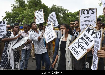 Studenten protestieren am 18. Juli 2018 vor Shastri Bhawan, Neu-Delhi, Indien, gegen die Kommerzialisierung und Privatisierung von Bildung in Indien. (Foto von Indraneel Chowdhury/NurPhoto) Stockfoto