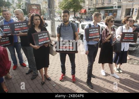 Die Menschen halten Plakate mit der Lesung „ 20.07.2016. Kiew. Pavlo Sheremet. 2 Jahre. Mörder noch immer nicht gefunden“, wie sie auf dem Gelände in Zentral-Kiew stehen, wo der Journalist Pavel Sheremet vor zwei Jahren am 20. Juli 2018 in Kiew, Ukraine, durch eine Autobombe getötet wurde. Zwei Jahre nachdem der in Weißrussland geborene unabhängige Journalist Pavel Sheremet im Zentrum von Kiew durch eine Autobombe getötet wurde, versammelten sich Menschen am Ort der Tragödie, um sein Andenken zu ehren und eine rasche Untersuchung zu fordern. (Foto von STR/NurPhoto) Stockfoto